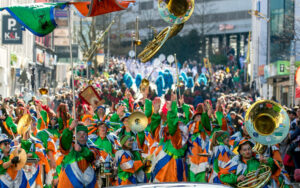 Kempten Fasching Umzug Faschingsumzug - Karnaval - organisiert von Faschingsgilde Rottach 97 Kempten e.V. - 70 Gruppen - tausende Besucher bei frühlinghaften Temperaturen - Zug von der Allgäuhalle durch die Fußgängerzone zum Rathausplatz