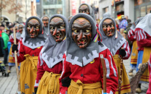 Beim Kemptener Gaudiwurm zogen 50 Gruppen und Wägen durch die Kemptener Innenstadt. Den Faschingsumzug von der Allgäuhalle zum Rathausplatz verfolgten einige tausende Zuschauer. Fasching Umzug Maskierter Hästräger Fußgängerzone