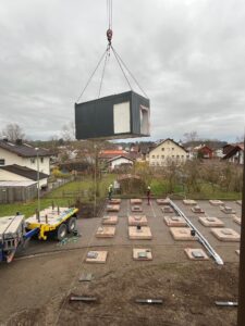 Die Container schweben herbei.